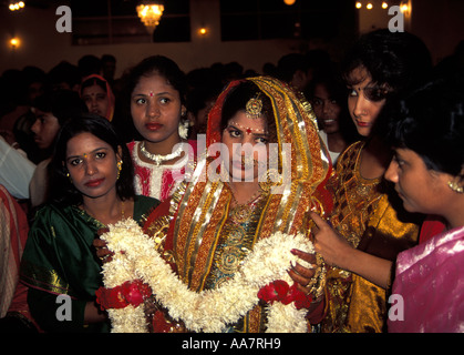 Bride indù Tournful il suo giorno di nozze, Agra, Uttar Pradesh, India del Nord 1997 Foto Stock