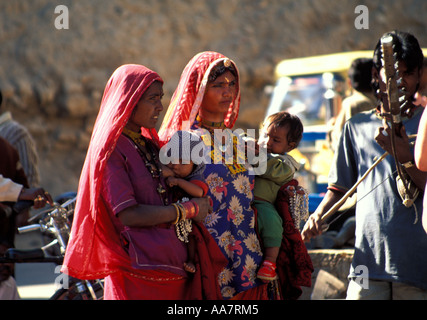 Falkers tribali femminili indiani che vendono i loro articoli, Jaisalmer Fort, Rajasthan, India del Nord Foto Stock