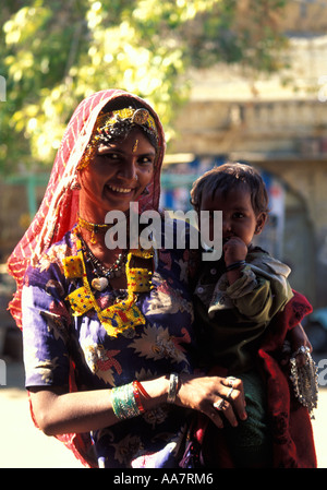 Donna tribale con il bambino che posano per una foto, Jaisalmer Fort, Rajasthan, India del Nord Foto Stock