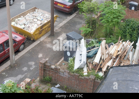 Saltare in strada e giardino frontale piena di spazzatura esterno privato alloggiamento residenziale Chingford North East London REGNO UNITO Foto Stock