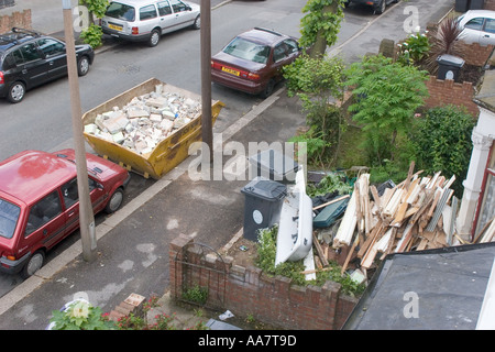 Saltare in strada e giardino frontale piena di spazzatura esterno privato alloggiamento residenziale Chingford North East London REGNO UNITO Foto Stock