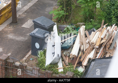 Giardino anteriore piena di spazzatura esterno privato alloggiamento residenziale Chingford North East London REGNO UNITO Foto Stock