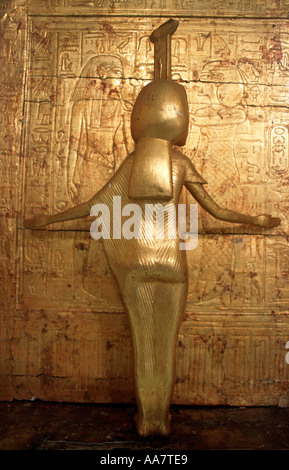 Statua dorata su un golden contenitore funerario di Tutankhamon s tomba un torace canoptic Museo Egizio del Cairo in Egitto Foto Stock