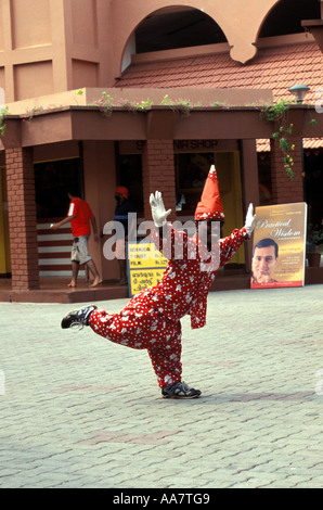 Black Indian Dwarf esegue acrobazie equilibranti al parco divertimenti Veega Land, Kochi, Kerala, India del Sud Foto Stock