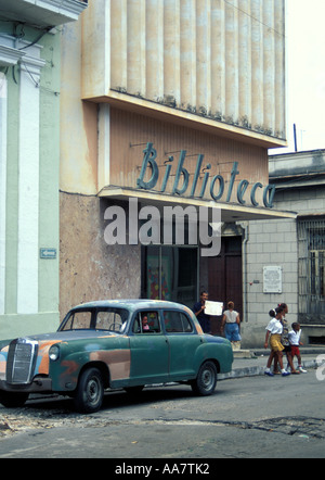 E Classe Ponton W120 Mercedes Benz fuori dalla Biblioteca (biblioteca) a Matanzas, Cuba Foto Stock