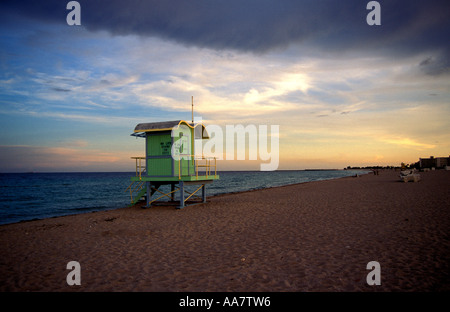 Stand/torre di bagnino verde solitario (progettato da William Lane anni '90) al tramonto, South Beach, Miami, USA (fotografato nel 1997). Foto Stock