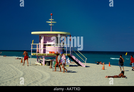 Sunbathers & Lifeguard Tower/stand (progettato da William Lane anni '90) a Miami Beach, South Beach, Miami, USA (fotografato nel 1997). Foto Stock