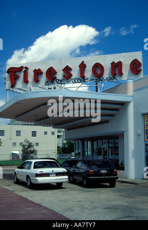 Firestone Tire Company insegne/logo vintage sul piazzale, South Beach, Miami, USA Foto Stock
