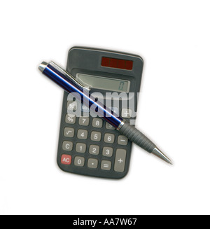 Calcolatrice e penna su sfondo bianco Foto Stock