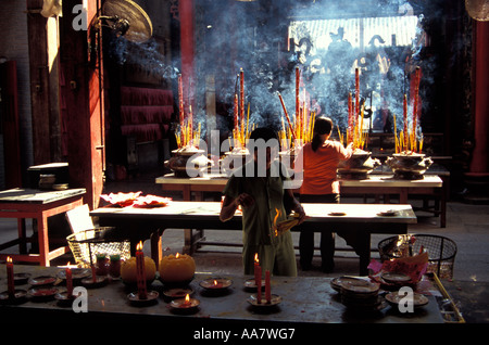 Incenso che brucia a Chua Quan am pagoda, distretto di Cholon, ho Chi Minh City, Vietnam Foto Stock