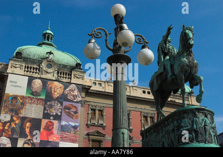 La Serbia Belgrado vecchia città museo Nazionale vista con lampost e statua equestre Foto Stock