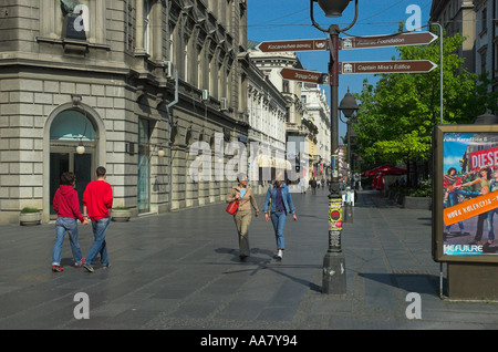 La Serbia Belgrado Kneza Mihailova strada pedonale vista grande con la gente e la strada segno Foto Stock