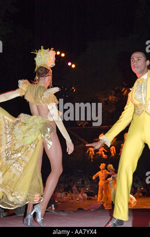 Scarsamente vestito femminile cubana ballerini con ben vestito maschi sul palco del famoso cabaret Tropicana club e l'Avana, Cuba Foto Stock