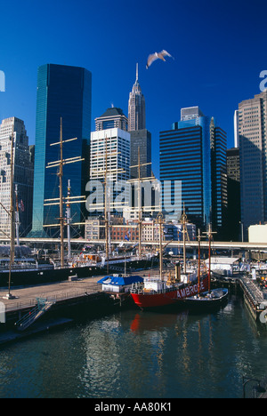 Il quartiere finanziario skyline di Manhattan con il porto di New York City New York STATI UNITI D'AMERICA Foto Stock