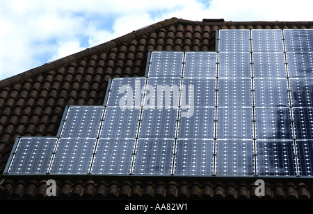 Pannelli fotovoltaici che producono energia solare per un extra care' riparato sistema di alloggiamento azionato da Woking Borough consiglio. Foto Stock