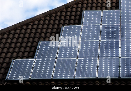 Pannelli fotovoltaici che producono energia solare per un extra care' riparato sistema di alloggiamento azionato da Woking Borough consiglio. Foto Stock