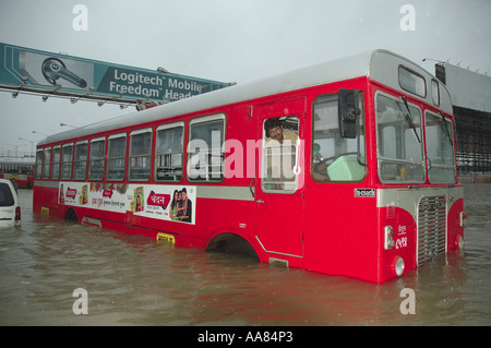 Il bus semi sommersa in monsone inondazioni dovute a piogge pesanti a Bombay Mumbai India Foto Stock