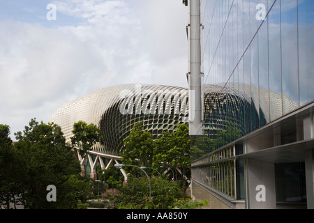 "Il Teatro sulla Baia' e Sala Concerti Centro per le arti dello spettacolo riflessa nella finestra di 'Marina piazza" centro città di Singapore Foto Stock