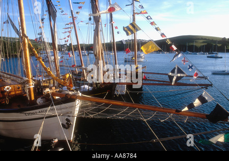 Tradizionali imbarcazioni a vela ormeggiata a Salcombe nel Devon England Regno Unito Foto Stock