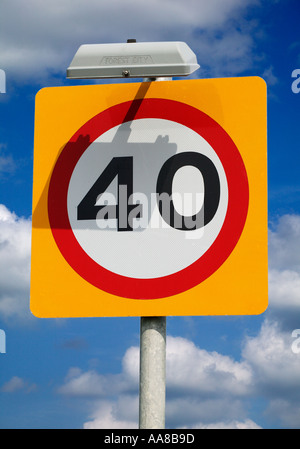 Il traffico stradale segnale di limite di velocità di 40 MPH England Regno Unito Foto Stock