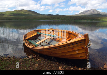 Vecchia barca a remi nelle Highlands della Scozia Foto Stock