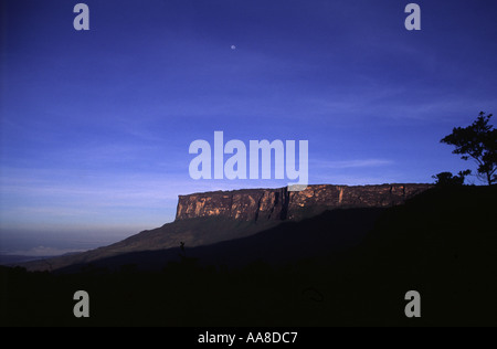 Approccio TREKKERS la mole imponente della parte superiore della tavola MOUNTAIN reso famoso da Conan Doyle nel suo libro il mondo perduto Foto Stock