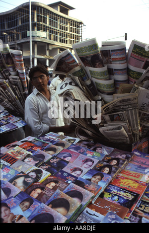 Un ragazzo vendita di quotidiani e riviste su thestreets di Rawalpindi, Pakistan. Foto Stock