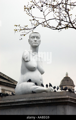 Alison riunitore incinta una statua di Marc Quinn a Trafalgar Square Foto Stock