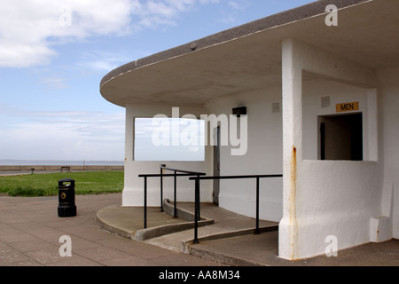 Rifugio sul mare e servizi igienici a New Brighton Regno Unito Foto Stock