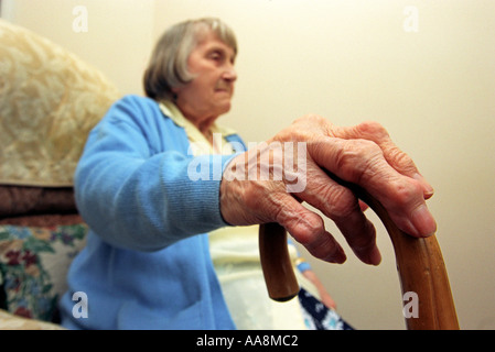 Artrite, una signora anziana con artrite severa Foto Stock