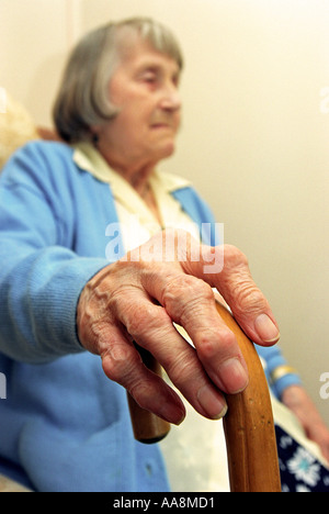 Una signora anziana con artrite severa Foto Stock