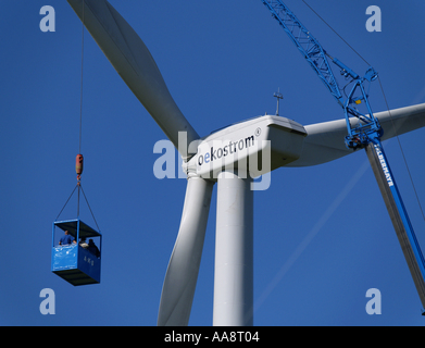 Windpark parndorf, Austria, cabina su un livello con ruota di vento Foto Stock