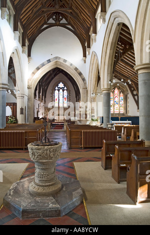 L'interno della chiesa di Tutti i Santi nel villaggio Costwold di Bisley, Gloucestershire Foto Stock