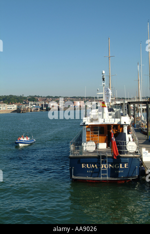 Il lancio del motore Rum Jungle a Cowes Isle of Wight per Admirals Cup Racing Hampshire England Regno Unito Regno Unito Foto Stock