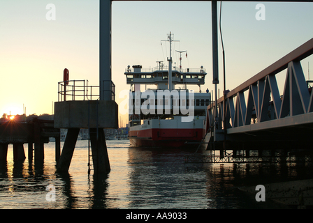 Imbuto Rosso Line traghetto Aquila Rossa si avvicina Dock a Cowes Isle of Wight Hampshire England Regno Unito Regno Unito Foto Stock