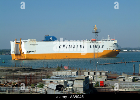 Auto Transporter nave Grande Europa entrando in Southampton Docks sul Solent Hampshire England Regno Unito Regno Unito Foto Stock