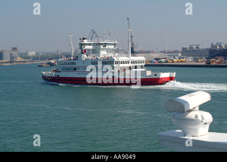 Traghetto per l'isola di Wight Aquila Rossa entrando Docks a Southampton sul Solent Hampshire England Regno Unito Regno Unito Foto Stock