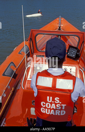 U S Coast Guard officer e riscatta un diportista più da ribaltato un natante vicino a Miami Florida Foto Stock