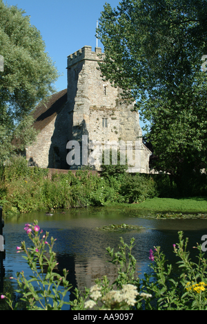 St Georges Chiesa e Carp Pond al villaggio Arreton Isle of Wight Hampshire England Regno Unito Regno Unito Foto Stock