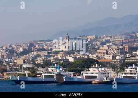 Traghetti ormeggiata al porto di Messina Sicilia Italia Foto Stock