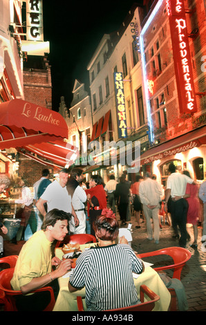 Bruxelles Belgio, giovane nel ristorante mangiando sulla terrazza durante la notte nel ristorante di pesce e frutti di mare Foto Stock