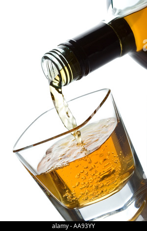 Doppio whiskey è versata in un bicchiere Foto Stock