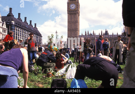 Guerriglia urbana dimostranti piantare fiori alberi e piante in piazza del Parlamento durante la Mayday 2001 dimostrazioni in un a Foto Stock