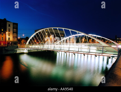 Il James Joyce Bridge sul fiume Liffey a Dublino, Irlanda, progettato dal famoso architetto Santiago Calatrava, al crepuscolo Foto Stock