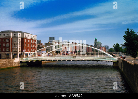 Il James Joyce Bridge sul fiume Liffey a Dublino, Irlanda, progettato dal famoso architetto Santiago Calatrava Foto Stock