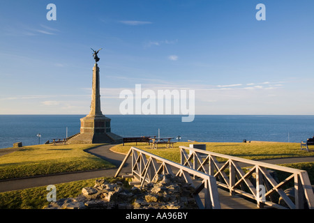 Passerella al Memoriale di guerra su 'Castello punto' con mare in Cardigan Bay Aberystwyth Ceredigion il Galles Centrale Foto Stock