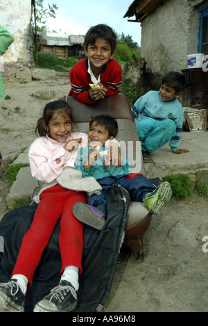I bambini rom su una Roma sito zingaro VICINO A KOSICE IN SLOVACCHIA NEL 2004 Foto Stock