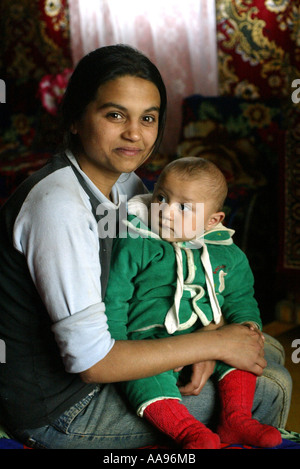 Un giovane Roma mamma con il suo bambino in una Roma sito zingaro VICINO A KOSICE IN SLOVACCHIA Foto Stock