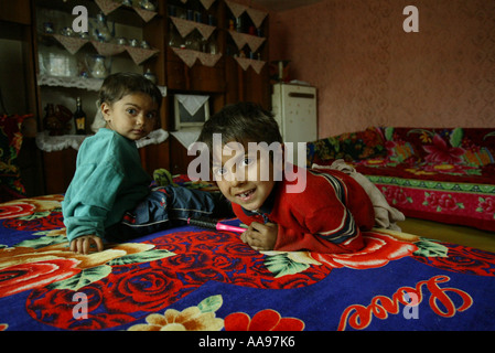 Due roma bambini zingari IN UNA CASA SU UNA ROMA sito zingaro VICINO A KOSICE IN SLOVACCHIA Foto Stock