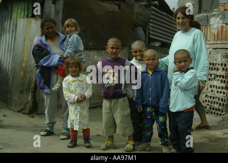 ROMA bambini zingari su un sito nei pressi di Kosice IN SLOVACCHIA Foto Stock